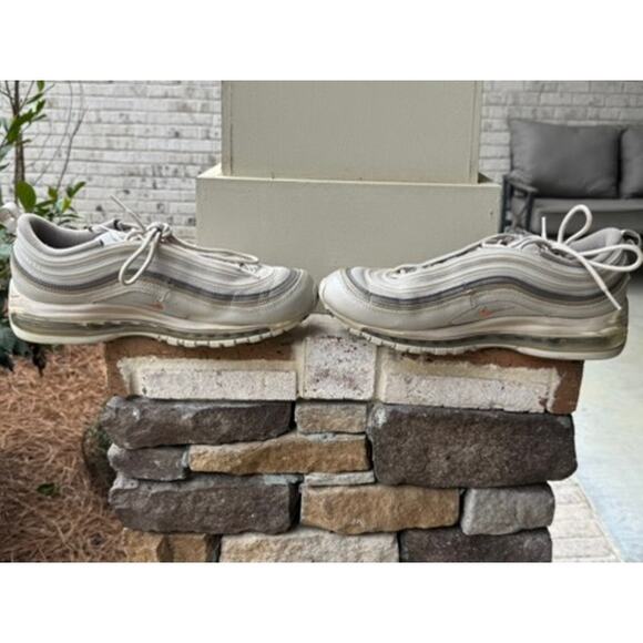 Athletic_Shoes